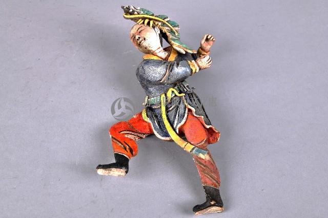 藍衣紅褲頭頂巨蝦男子像交趾陶藏品圖，第1張