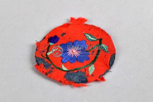 紅底花草刺繡看花藏品圖，第1張