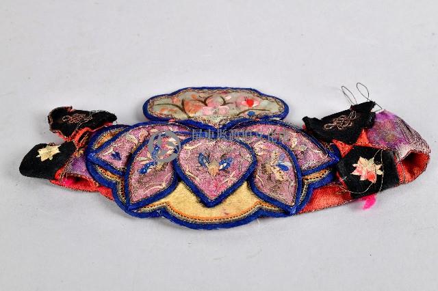 紫底花草刺繡蓮花造型抹額藏品圖，第1張