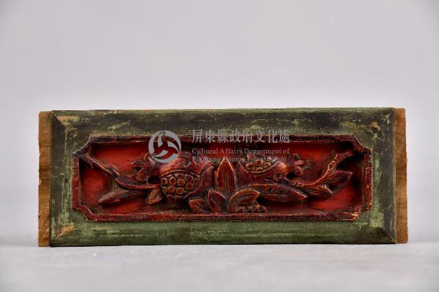 朱漆雙石榴木雕牌飾藏品圖，第1張