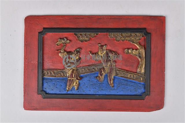 金漆松下戲嬰圖木雕牌飾藏品圖，第1張