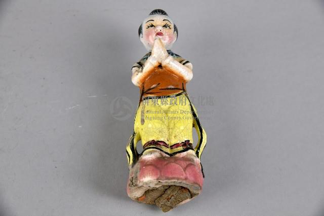 黃衣合掌童子像交趾陶藏品圖，第1張