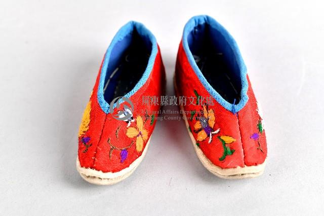 紅底花草刺繡童鞋藏品圖，第1張