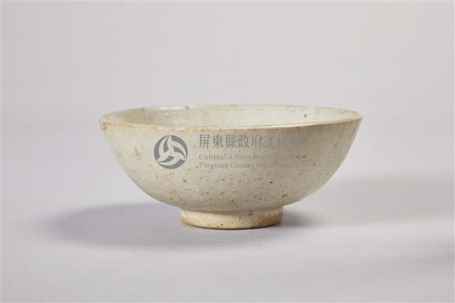 彩繪刻花白陶碗藏品圖，第2張