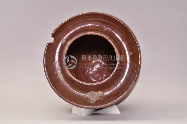 陶製褐釉素面罐藏品圖，第2張