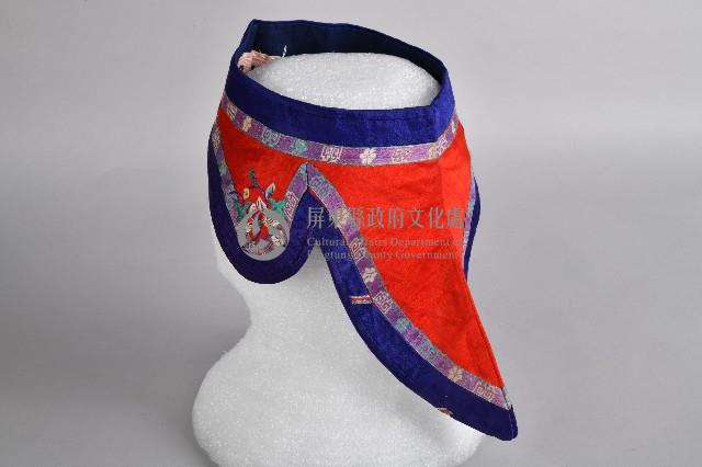 紅底藍邊花草刺繡童帽藏品圖，第4張