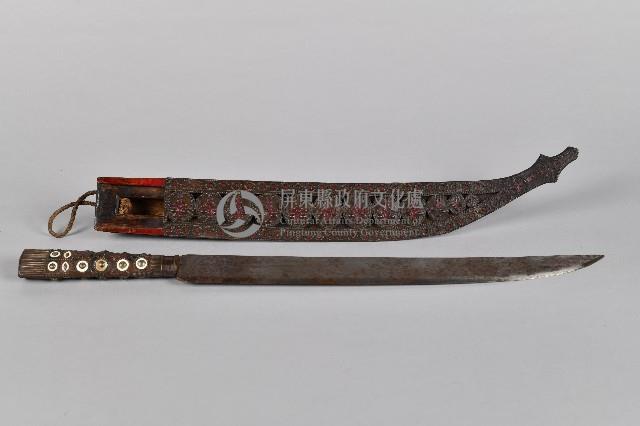 鏤雕鑲嵌金屬貝母佩刀藏品圖，第3張