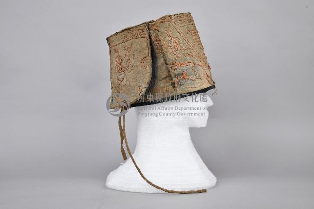 白底吉祥紋刺繡方形童帽藏品圖，第4張