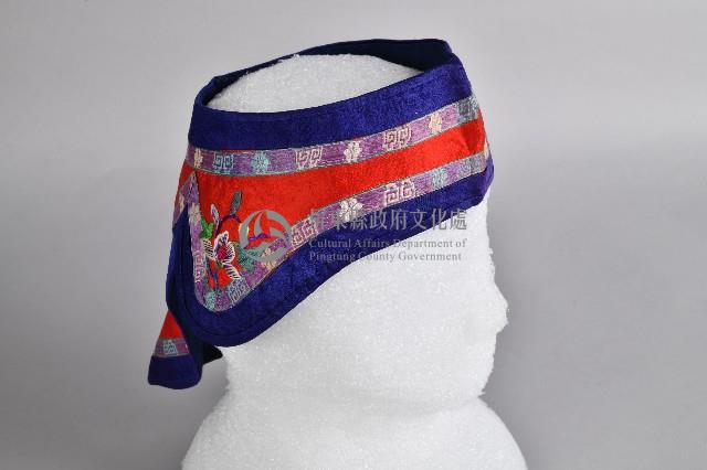 紅底藍邊花草刺繡童帽藏品圖，第3張