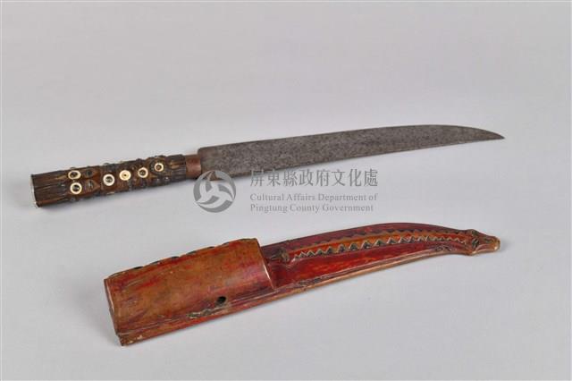 浮雕彩繪人面百步蛇紋佩刀藏品圖，第2張