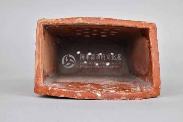 陶製紅胎褐釉格紋鏤雕箸籠藏品圖，第3張