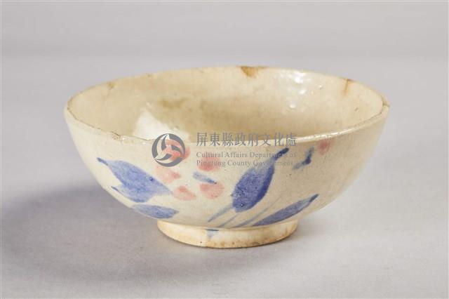 陶製米黃底藍葉粉花碗藏品圖，第1張