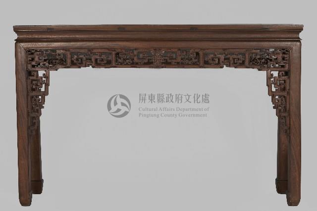 鏤雕四足馬蹄雲捲花草紋神案藏品圖，第1張