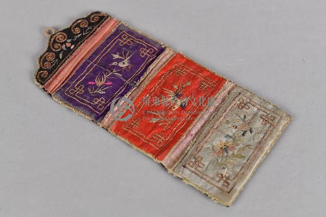 回字紋彩繡紫紅白三夾層荷包藏品圖，第1張