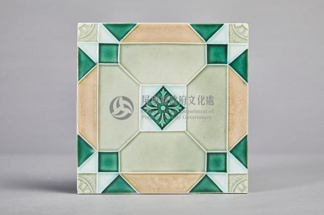 四色四瓣幾何瓷製花磚藏品圖，第1張