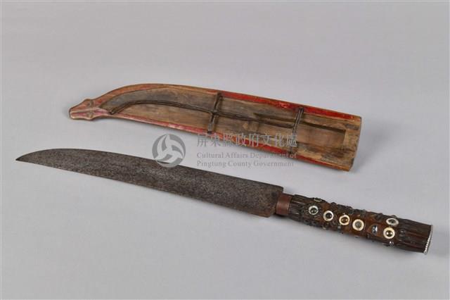 浮雕彩繪人面百步蛇紋佩刀藏品圖，第1張