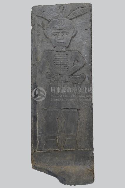 浮雕盛裝持刺槍男像石板雕刻藏品圖，第1張