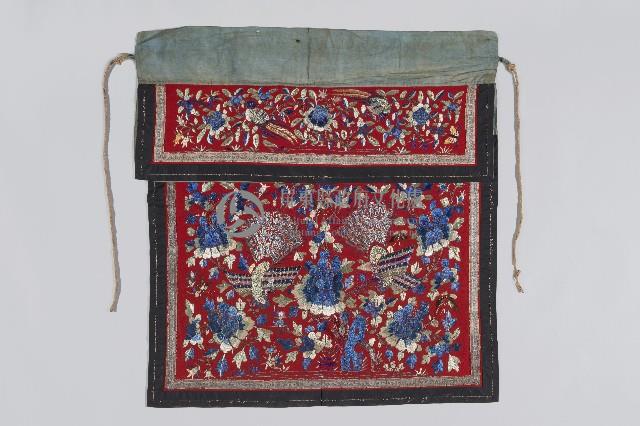 刺繡紅底黑邊孔雀牡丹紋桌裙藏品圖，第1張