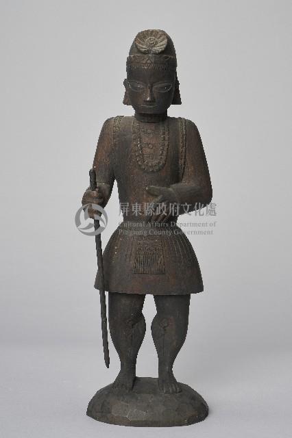 持杖後揹網袋男性立像人偶藏品圖，第1張