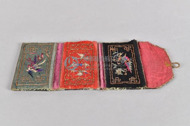 黑紅綠色刺繡三夾層荷包藏品圖，第1張