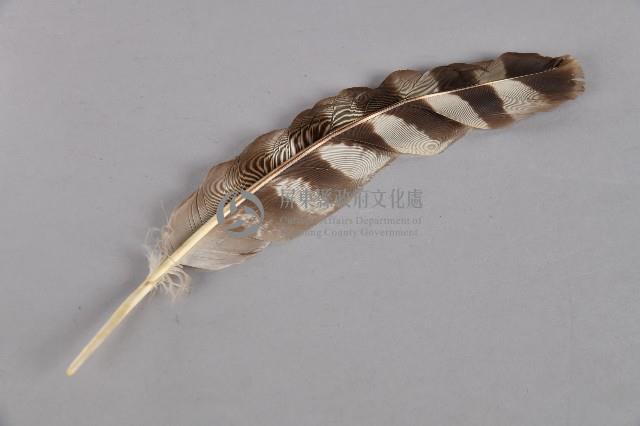 棕白色羽毛頭飾藏品圖，第1張
