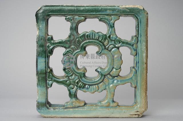 鏤空綠釉花瓣瓷製花磚藏品圖，第1張