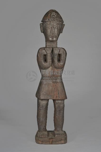 雙手曲放胸前露齒男性立像人偶藏品圖，第1張