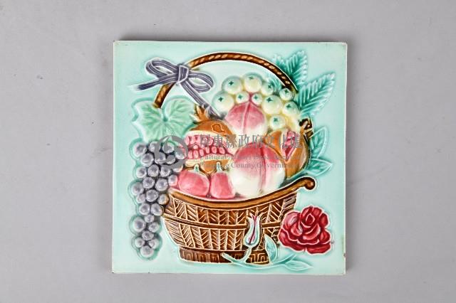 淺藍底水果籃瓷製花磚藏品圖，第1張