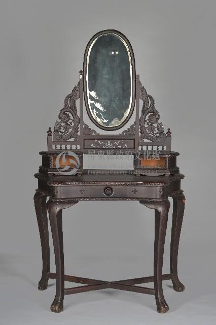 鏤雕捲草紋壽松鏡梳妝台藏品圖，第1張