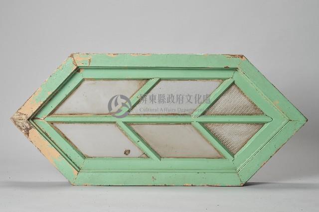 六角葉形木製窗框藏品圖，第1張