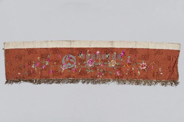 刺繡紅底花草床掛布帳簾帶藏品圖，第1張