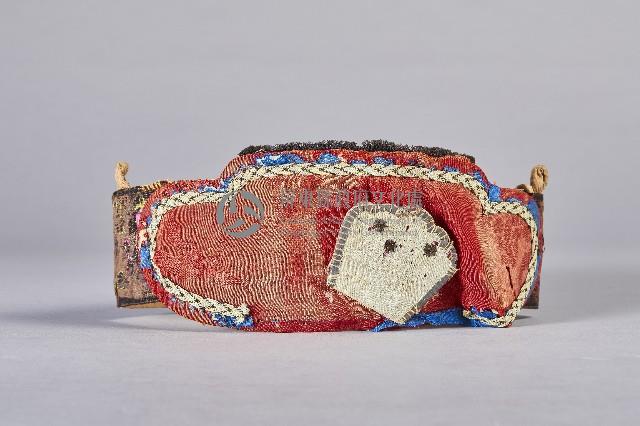 紅底縫白拼布童帽藏品圖，第1張