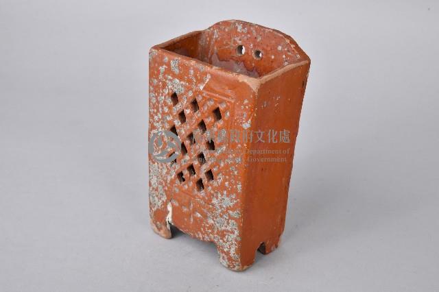 陶製紅胎褐釉格紋鏤雕箸籠藏品圖，第1張
