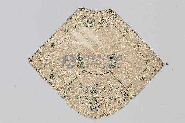 黑鯉魚繡花白肚兜藏品圖，第1張