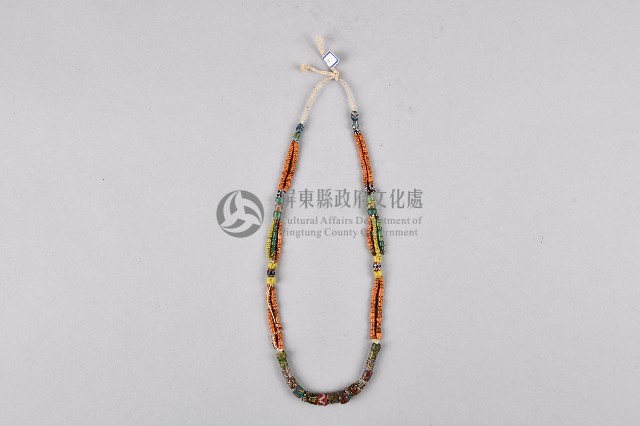 彩色琉璃胸飾藏品圖，第1張