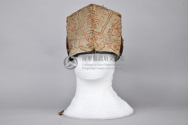 白底吉祥紋刺繡方形童帽藏品圖，第1張