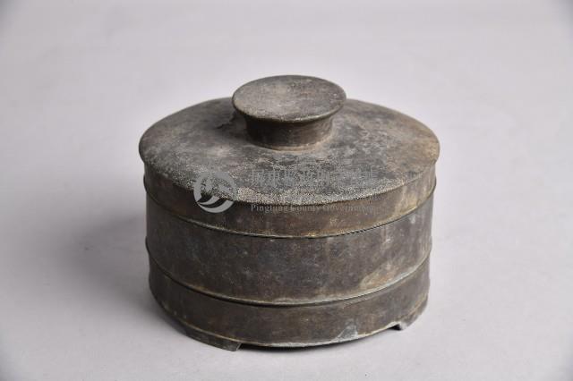 錫合金製素面圓形四足雙層粉餅盒藏品圖，第1張