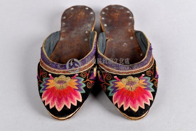 黑底紅花刺繡拖鞋藏品圖，第1張
