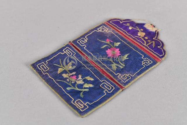 藍色雙層彩繡荷包藏品圖，第1張