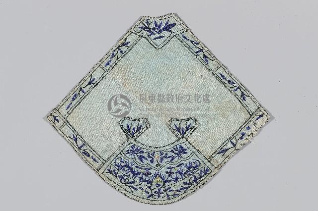 黑線花葉繡花白肚兜藏品圖，第1張