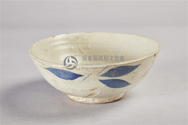 陶製灰白釉藍葉碗藏品圖，第1張