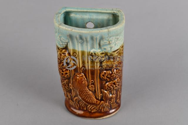 褐釉錦鯉浮雕箸籠藏品圖，第1張