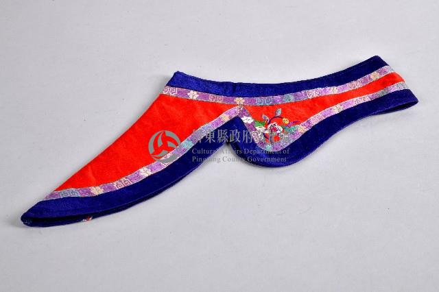 紅底藍邊花草刺繡童帽藏品圖，第1張