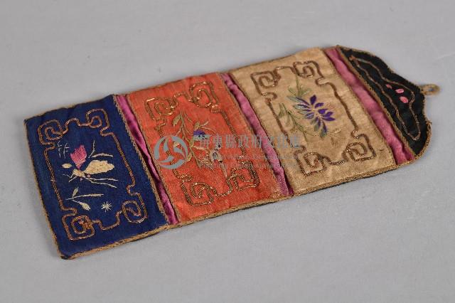 花卉彩繡三夾層荷包藏品圖，第1張