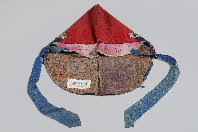 紅底藍邊花草刺繡布帽藏品圖，第1張