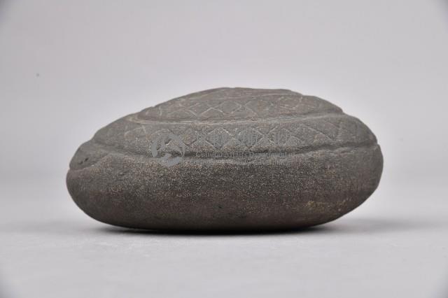 浮雕百步蛇卵形石刻藏品圖，第2張