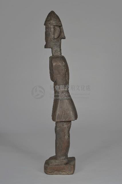 雙手曲放胸前露齒男性立像人偶藏品圖，第3張