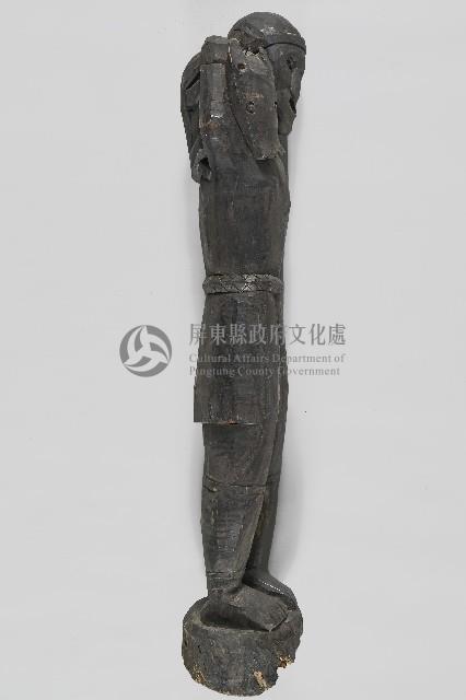 肩扛山豬手持人頭男性立像人偶藏品圖，第3張