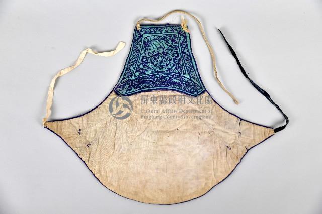 綠底繡藍色花草紋肚兜藏品圖，第2張