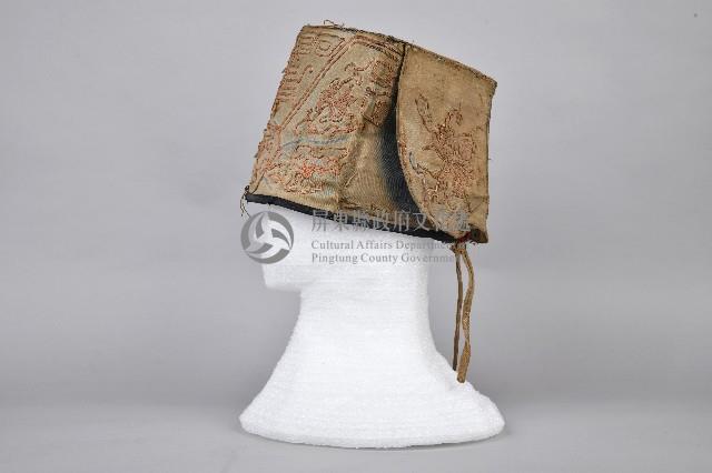 白底吉祥紋刺繡方形童帽藏品圖，第3張